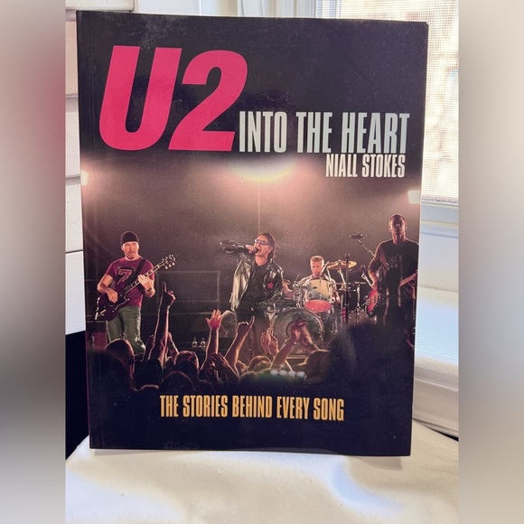 📚 Exclusive U2 Into the Heart - Behind the Music Book by Niall Stokes - Picture 2 of 16